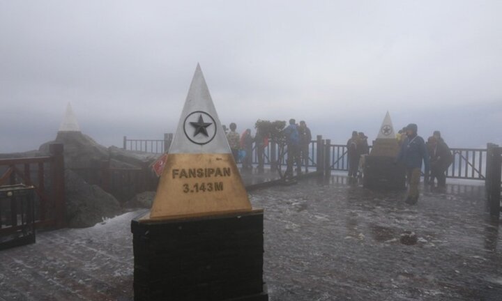 Ảnh: Du khách ngỡ ngàng trước cảnh tuyết rơi trắng xóa trên đỉnh Fansipan trong ngày đầu xuân