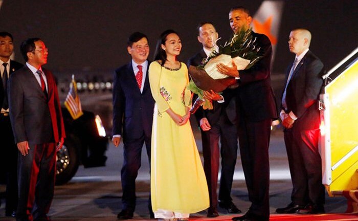 Ảnh: Ba cô gái xinh đẹp từng tặng hoa Tổng thống Mỹ khi đến Việt Nam