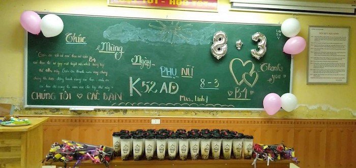 Học sinh khoe ảnh 8/3 tại lớp học tràn ngập mạng xã hội