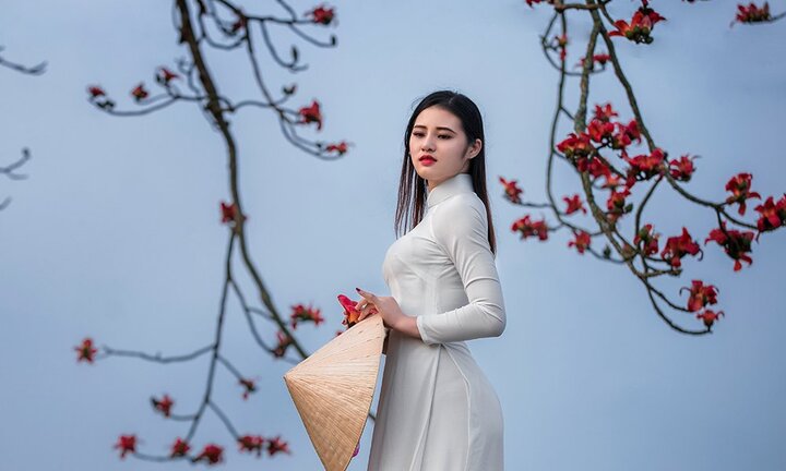 Ảnh: Nữ cổ động viên 'Đại bàng xanh' Nigeria tinh khôi trong tà áo dài