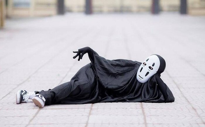 Cười ngất với hình ảnh nữ sinh Nam Định đóng giả 'Vô diện' chụp ảnh kỷ yếu