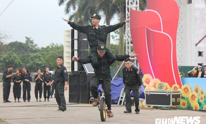 Chiến sỹ cơ động Hà Nội đi xe đạp một bánh điêu luyện như nghệ sĩ xiếc