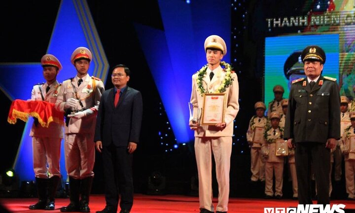 Trao thưởng 44 gương thanh niên công an tiêu biểu 2018