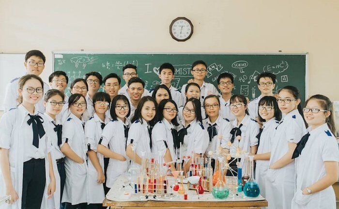 Bộ ảnh kỷ yếu độc đáo của học sinh chuyên Hóa khiến dân mạng thích thú