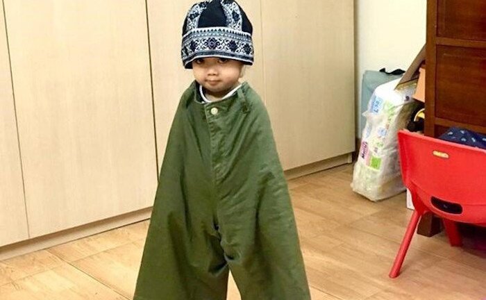 Ảnh: Những em bé 'lọt thỏm' trong chiếc quần của cha khiến dân mạng thích thú