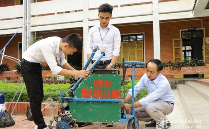 Chế tạo máy róc lá mía, hai nam sinh lớp 11 giành giải đặc biệt cuộc thi sáng tạo tỉnh Nghệ An