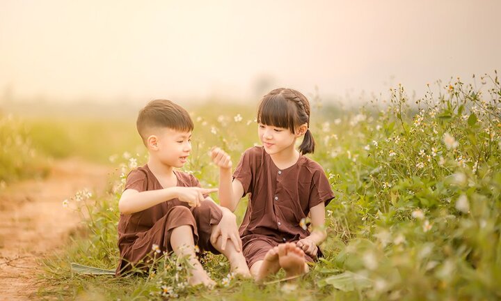 Khoảnh khắc vui đùa ấn tượng của hai chị em trong bộ ảnh đồng quê