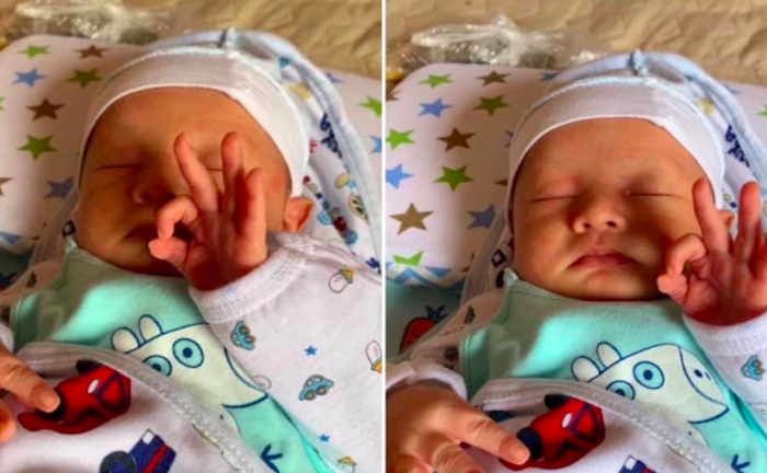 Em bé khiến dân mạng phát sốt bởi hành động giơ ngón tay ra hiệu