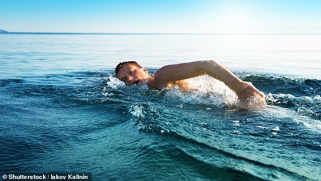 Da của bạn có thể bị vi khuẩn tấn công chỉ trong 10 phút bơi trên biển