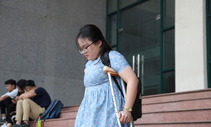 Nghị lực phi thường của nữ sinh xương thủy tinh từng 20 lần bó bột