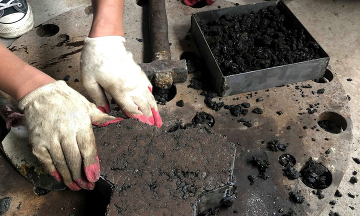 Nhóm sinh viên Hà Nội chế tạo thành công gạch lát đường từ túi nylon rác thải