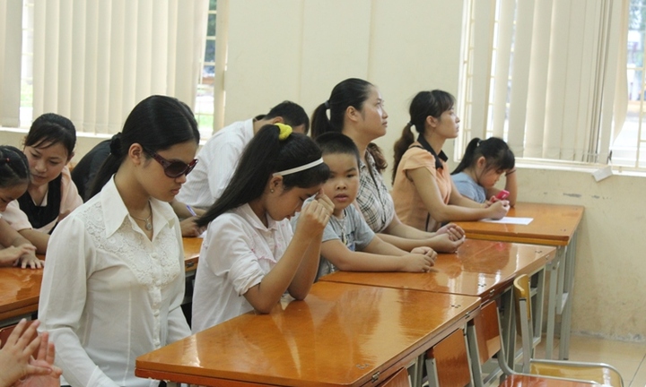 Dạy trẻ khuyết tật: Bị trò cắn vào tay, đau đến giàn giụa nước mắt, cô vẫn ôm chặt học sinh