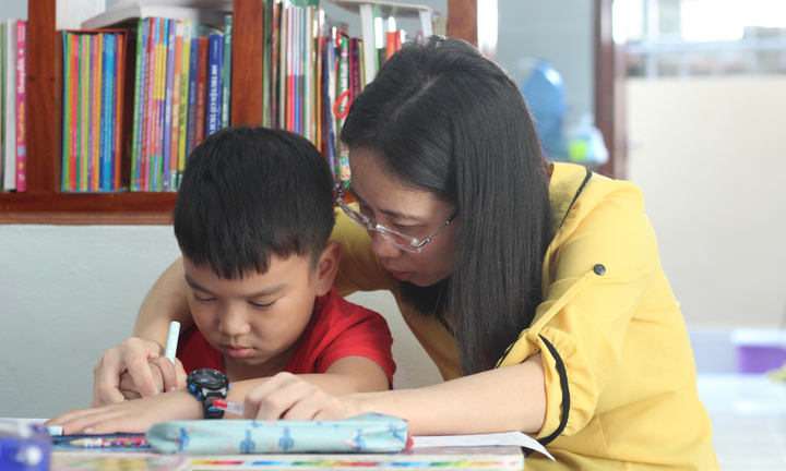 Cô gái khuyết tật và 12 năm dạy chữ miễn phí cho học trò