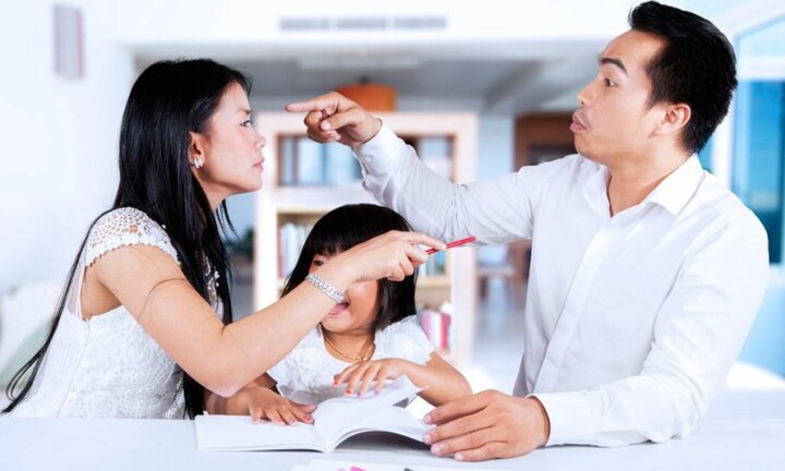 Chứng kiến cha mẹ cãi vã, con trẻ sẽ dằn vặt chính mình, tự cách ly với xã hội
