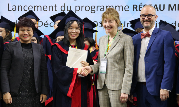 Trao bằng tốt nghiệp cho 30 học viên cao học chương trình liên kết thạc sĩ khoa học Dược