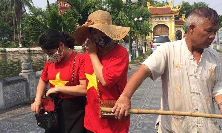 Cá chết ở Hồ Tây: Du khách đeo khẩu trang, chạy vội tránh mùi hôi thối