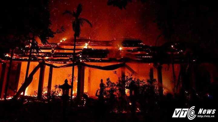 Chùa cổ ở Hà Nội cháy ngùn ngụt giữa đêm