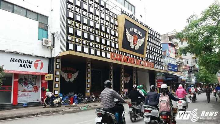 Hàng loạt biển quảng cáo 'khủng' vẫn tồn tại, dân Thủ đô lo lắng không yên