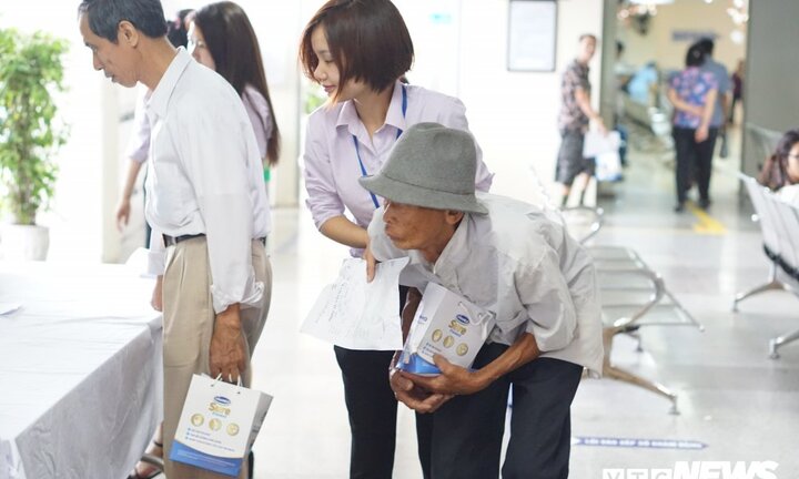 Bệnh viện Nội tiết Trung ương thăm khám miễn phí, tặng quà bệnh nhân