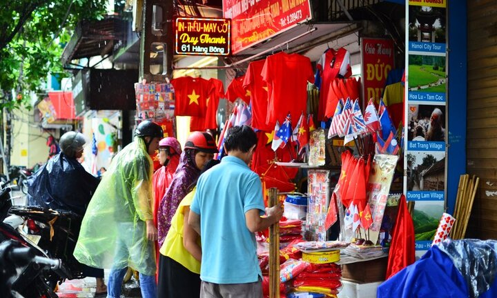 Người hâm mộ đội mưa đi mua đồ cổ vũ Việt Nam - Hàn Quốc, giá áo, cờ tăng 3 lần vẫn đắt hàng