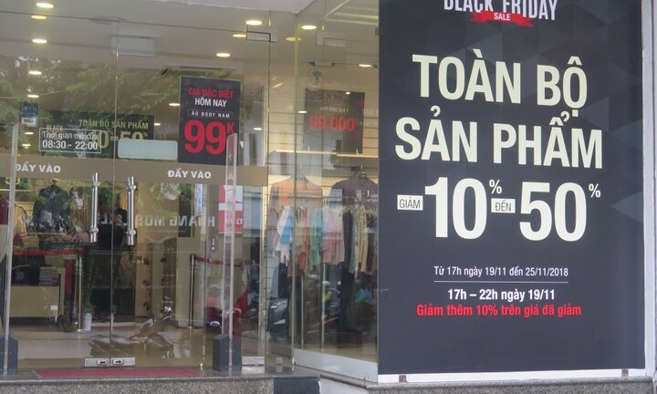Trước ngày Black Friday, các cửa hàng thời trang ở Hà Nội đã khuyến mãi rầm rộ