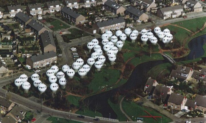 Kiến trúc cực lạ trong ngôi làng 'người ngoài hành tinh'