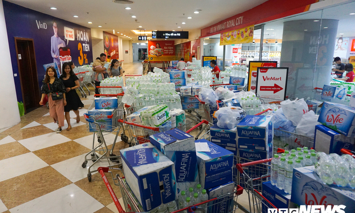 Bị cắt nước vô thời hạn, dân Hà Nội vét sạch nước đóng chai trong siêu thị