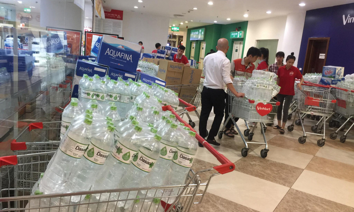 Nước sạch được cấp lại, dân vẫn kéo đi mua nước đóng chai về dùng
