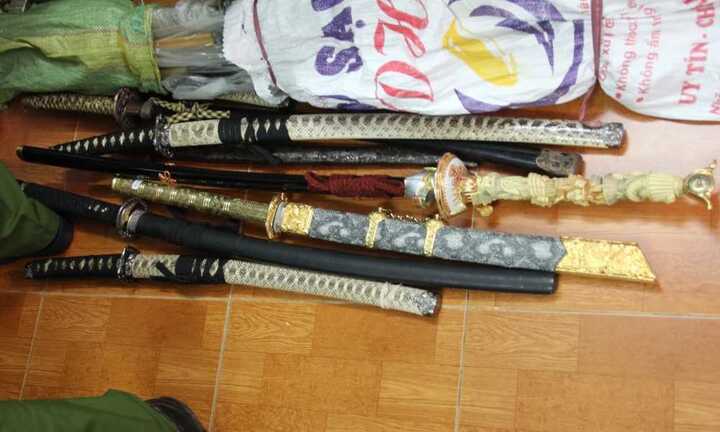 Tìm thấy kho vũ khí trong cửa hàng mỹ phẩm