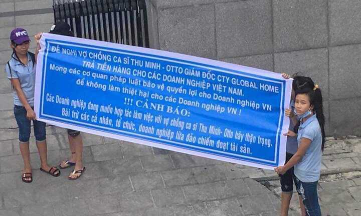Nhiều công nhân mang băng rôn đòi nợ tới trước trụ sở công ty chồng ca sỹ Thu Minh