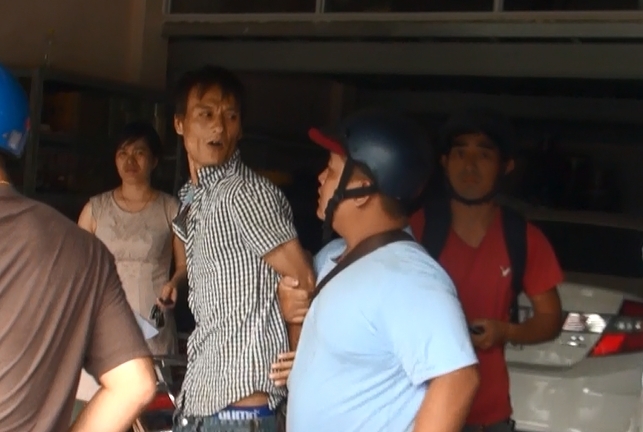 Đi tìm việc làm, cô gái xinh xắn bị xe ôm bán vào quán cà phê kích dục