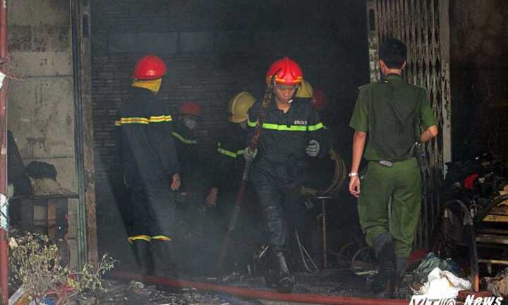 Đục tường giải cứu cụ bà kẹt trong đám cháy lớn