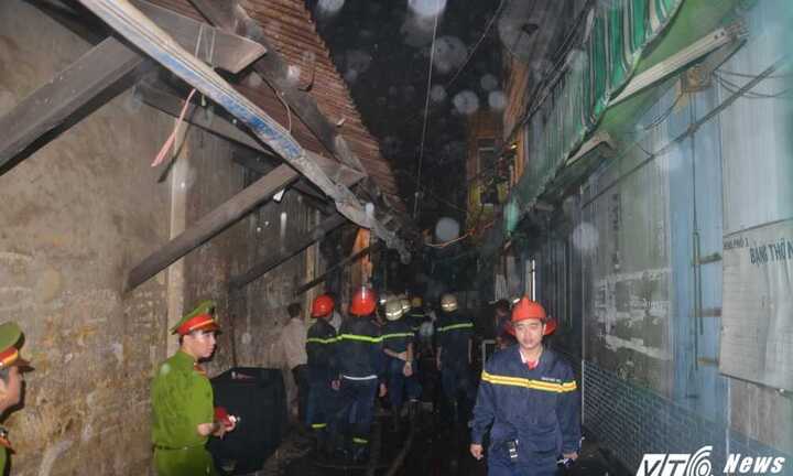 Lính cứu hỏa xông thẳng vào đám cháy, hai mẹ con may mắn thoát chết