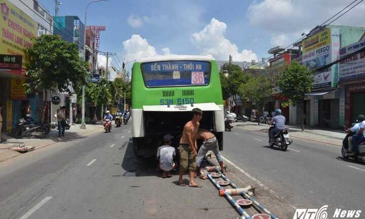 Xe buýt húc đổ dải phân cách, hàng chục hành khách hoảng loạn