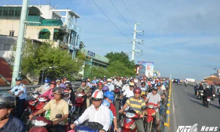 Ô tô lao vào dải phân cách, hàng ngàn xe máy không thể di chuyển