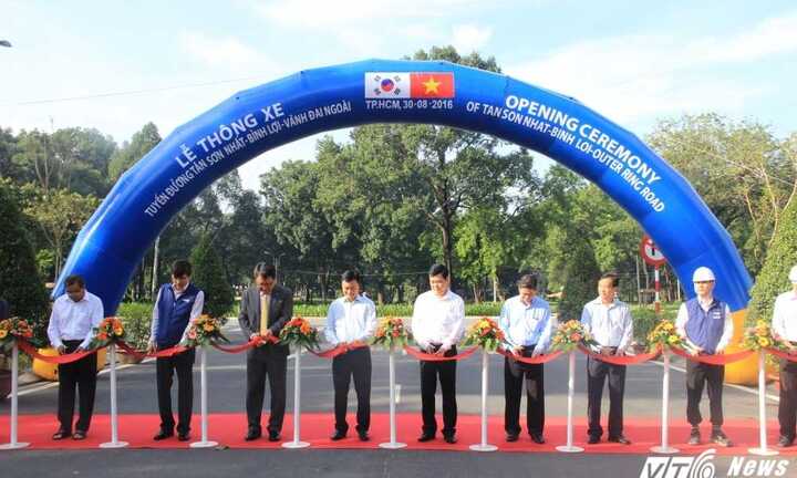 Giải cứu đường vào sân bay Tân Sơn Nhất khỏi cảnh ùn tắc khủng khiếp