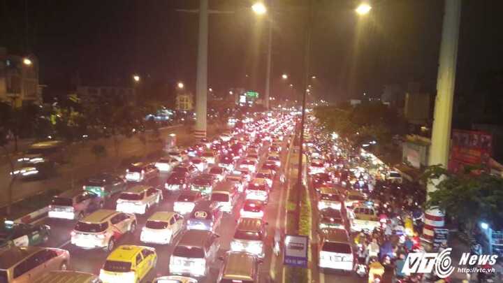 Vừa thông xe, đường nội ô lớn nhất TP.HCM 'tê liệt' vì kẹt xe