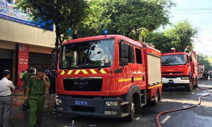 Cháy kho hàng siêu thị Co.opmart, hàng trăm tiểu thương hoảng loạn dập lửa