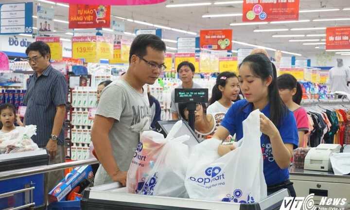 Nghỉ lễ Quốc khánh 2/9: Dân Sài Gòn ăn ít, chơi nhiều