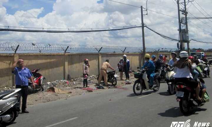 Thiếu nữ gào khóc bên thi thể người yêu bị xe rác đâm chết