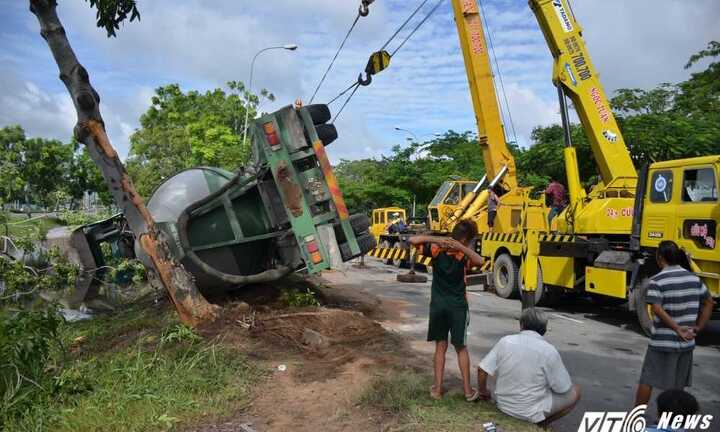 Lao xuống rạch ven đường, xe bồn gãy đôi