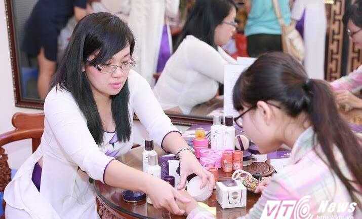 Cô gái 8X mang phấn nụ hoàng cung xuất ngoại