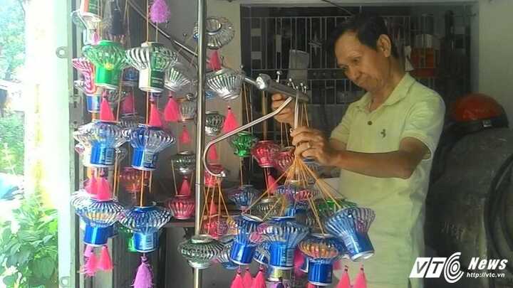 Ông lão 70 dùng vỏ lon bia làm đèn lồng 'bật' lại hàng Trung Quốc