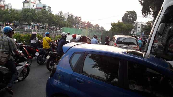 Rào chắn sụt lún chiếm quá nửa lòng đường, dân khốn khổ vì kẹt xe