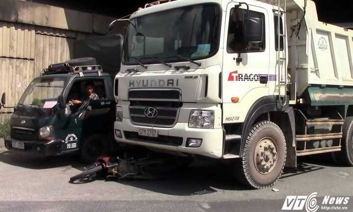 Bị xe ben cán nát chân, cô gái trẻ gào khóc dưới gầm xe