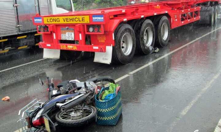 Chở rau quả ra chợ bán, người đàn ông bị container tông chết