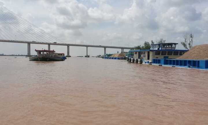 Hàng chục tàu lập bến thủy trái phép, chiếm hành lang bảo vệ cầu Cần Thơ
