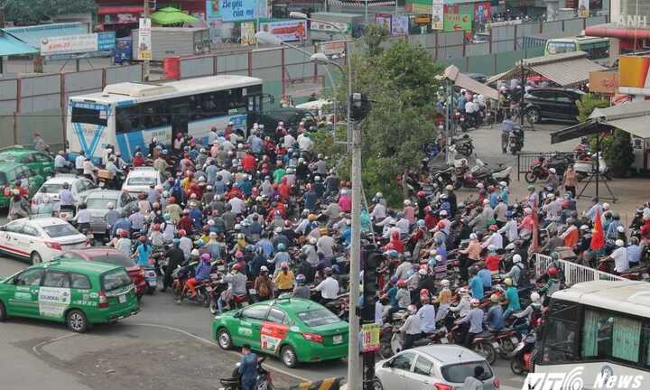 Chắn đường để xây cầu, ngã 6 giữa Sài Gòn tê liệt