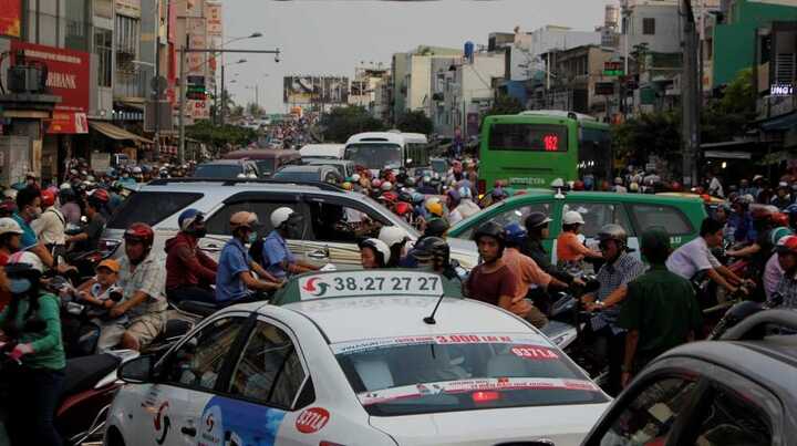 Ưa thích căn hộ ven sông, dân Sài Gòn 'lãnh' cảnh ùn tắc triền miên