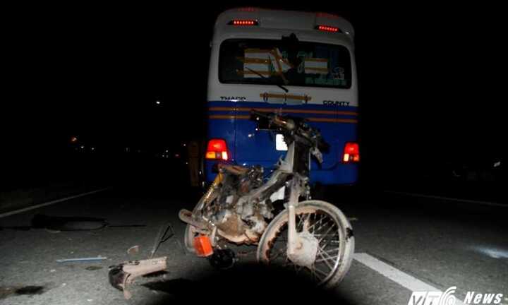 Chạy xe máy 'mù' ngược chiều, nam thanh niên bị ô tô tông chết thảm